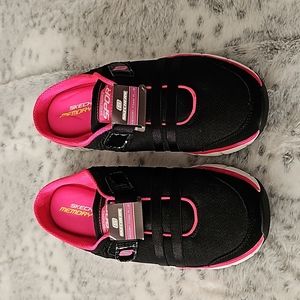 New Women's Slip-on Skechers Sport Tennis Shoe. Size 8 1/2 med. Black/Pink